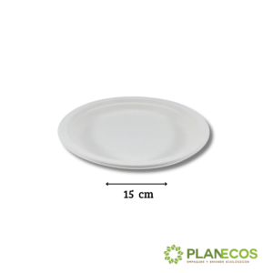 Plato redondo plano 6"- 15 cmde bagazo con una deliciosa ensalada, mostrando su versatilidad para servir alimentos.