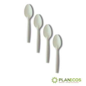 Cuchara de almidón de maíz biodegradable 17 cm, eco amigable y compostable. Ideal para uso diario y restaurantes conscientes. Imagen de la cuchara en uso: Disfruta de tus comidas con estilo sostenible. Cuchara biodegradable de 17 cm en acción.