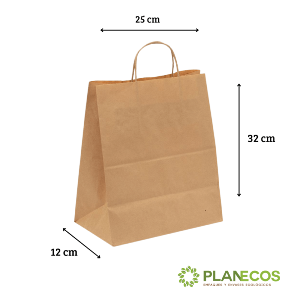 Bolsas Kraft con manijas apiladas, mostrando su dimenciones y facilidad de almacenamiento.