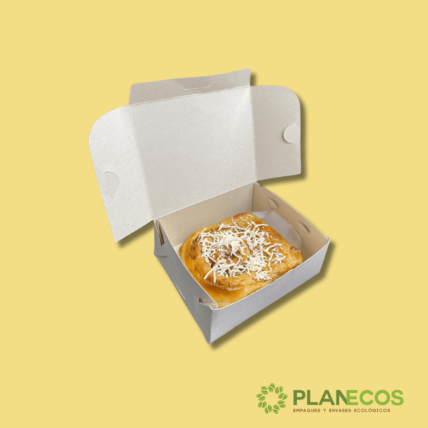 Caja de cartón biodegradable para comida de papel de caña con una deliciosa y colorida comida en su interior, mostrando su capacidad para contener alimentos.