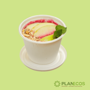 Persona utilizando un contenedor de bagazo para almacenar alimentos.