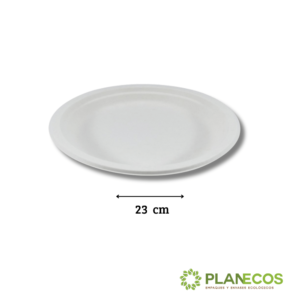 Plato redondo plano 6"- 15 cmde bagazo con una deliciosa ensalada, mostrando su versatilidad para servir alimentos.