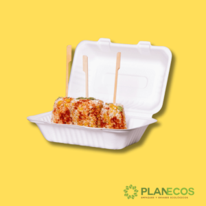 Contenedor rectangular de bagazo sin divisiones internas apilado con otros contenedores, mostrando su capacidad de almacenamiento y facilidad de manejo.