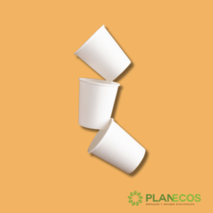 Vaso de 7 onzas de papel polyboard personalizable con una deliciosa y colorida bebida en su interior, mostrando su capacidad para bebidas frías y calientes.