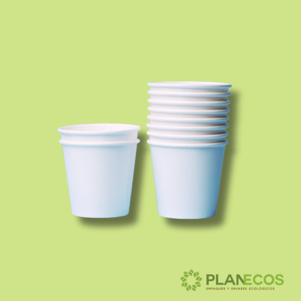 Vaso de 4 onzas de papel polyboard personalizable con una deliciosa bebida en su interior, mostrando su capacidad para bebidas frías y calientes.