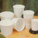 Imagen de un vaso o ecotazón de material biodegradable abierto mostrando su capacidad para contener bebidas.