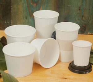 Imagen de un vaso o ecotazón de material biodegradable abierto mostrando su capacidad para contener bebidas.