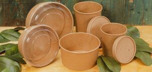 Imagen de una pila de pokes o bowls de papel kraft apilados, mostrando su practicidad para almacenamiento y transporte.